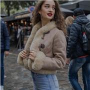 Jeune etudiante de 18 ans tout juste diplômée du Baccalauréat ES. Je suis bilingue anglais, et j’aime beaucoup les SES et le français